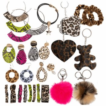**YPAČ PIGU** PILNAS SUKAMO STENDO RINKINYS SU &bdquo;ANIMAL PRINT&ldquo; PAPUO&Scaron;ALAIS IR AKSESUARAIS (180 vnt.)