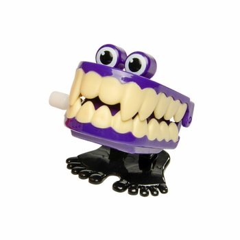 Prisukami vaik&scaron;tantys vampyro dantys ekspozicijoje (12 vnt.)