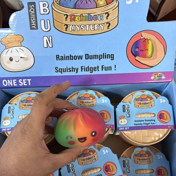 RAGE - RAINBOW Squishy Bun Dumplings DIDELI (8.5 x 8.5 x 4.8 Cm) - Žaislas 2026 (12 vnt.)
