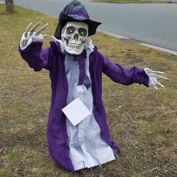 BAISUS SKELETAS, KYLANTIS IŠ KAPO SU ŠVIESA IR GARSU