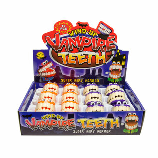 Prisukami vaik&scaron;tantys vampyro dantys ekspozicijoje (12 vnt.)